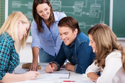 Professionelle Vorbereitung auf ein Nachprüfung in kleiner Schulfit Lerngruppe mit Nachhilfelehrerin