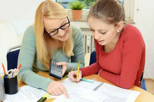 Schülerin und Nachhilfelehrerin üben für eine Klassenarbeit