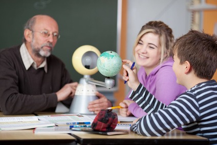 Physik Nachhilfe: Ein Lehrer erklärt physikalische Grundsätze.